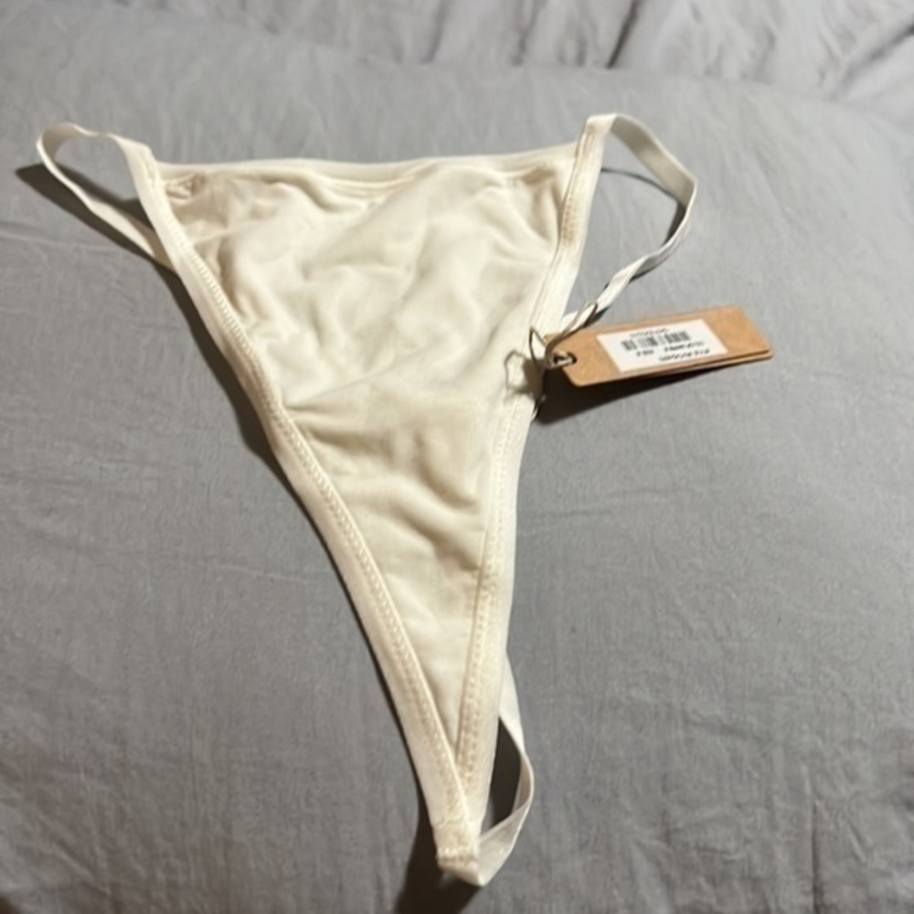Skims Fits Everybody T-String Thong - Picture 9 of 12